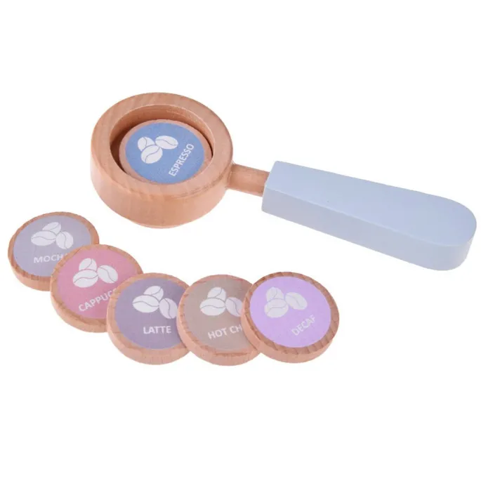 krążki kawy do ekspresu dziecięcego ułożone na drewnianej podstawce