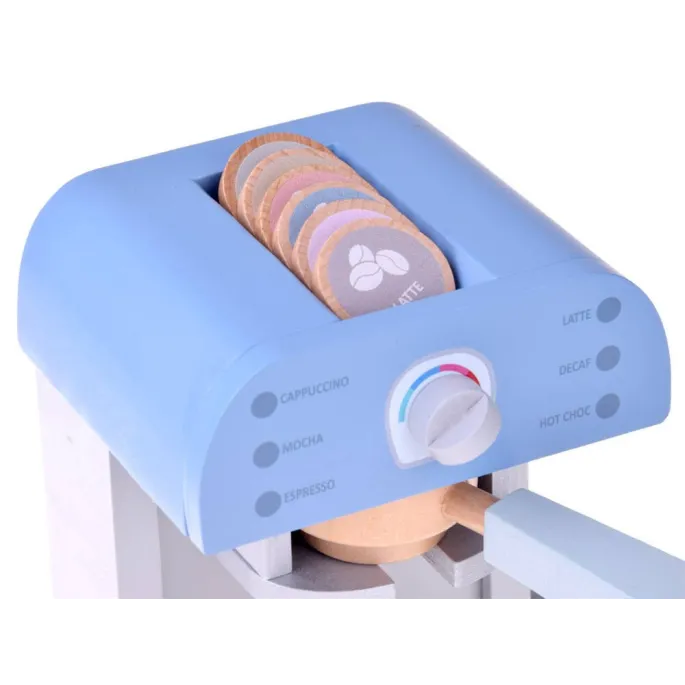 ręka dziecka obsługująca niebieski ekspres do kawy z drewnianymi elementami