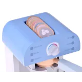 ręka dziecka obsługująca niebieski ekspres do kawy z drewnianymi elementami