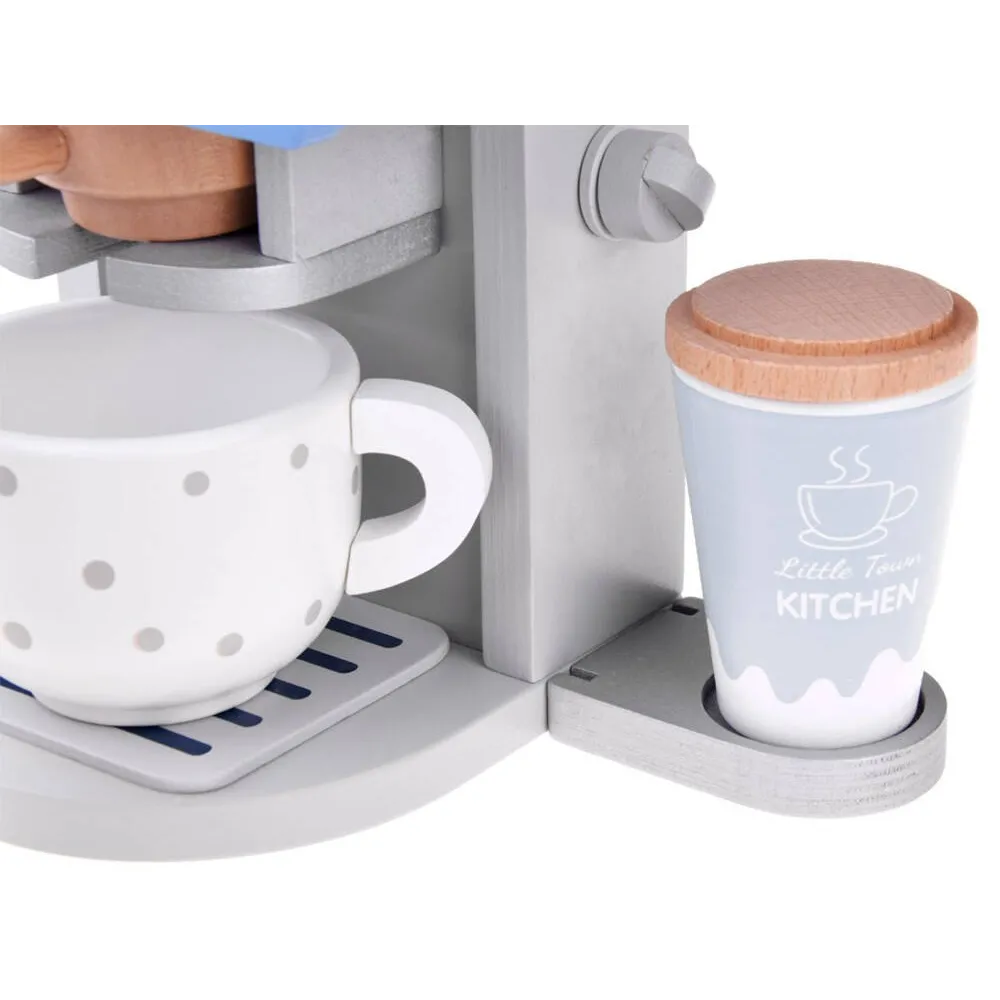 cały zestaw ekspresu, akcesoriów i opakowania na jasnym tle