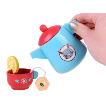 wszystkie elementy drewnianego zestawu herbacianego na tacy