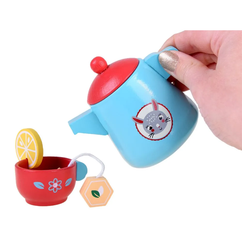 wszystkie elementy drewnianego zestawu herbacianego na tacy