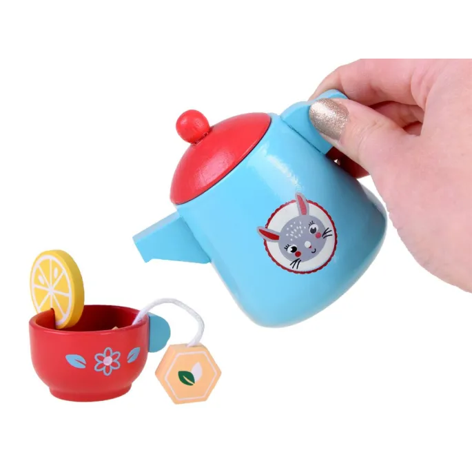 wszystkie elementy drewnianego zestawu herbacianego na tacy