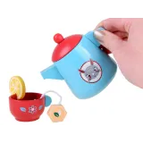 wszystkie elementy drewnianego zestawu herbacianego na tacy