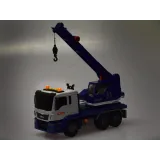 użytkowanie dźwigu przez dziecko na dziecięcym placu zabaw