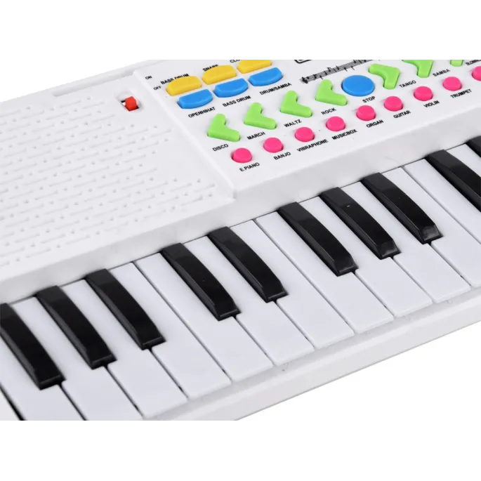 widok organków w całości z mikrofonem na tle białym