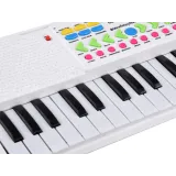 widok organków w całości z mikrofonem na tle białym