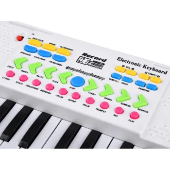 keyboard dziecięcy podczas zabawy na stole