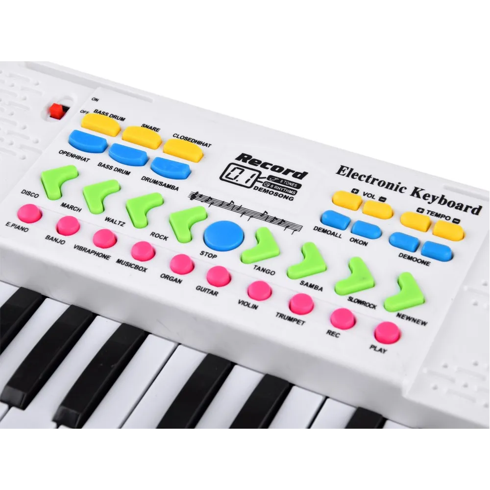 keyboard dziecięcy podczas zabawy na stole