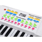 keyboard dziecięcy podczas zabawy na stole