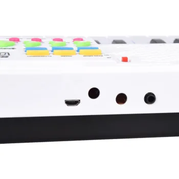 dłonie dziecka grającego na mini keyboardzie