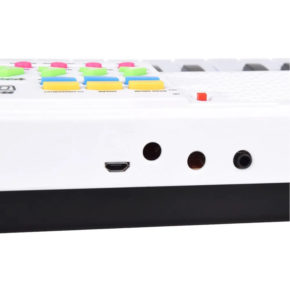 dłonie dziecka grającego na mini keyboardzie