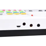 dłonie dziecka grającego na mini keyboardzie