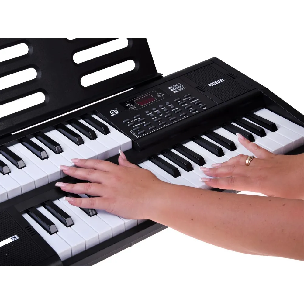 panel z pokrętłami i przyciskami funkcyjnymi keyboardu muzycznego