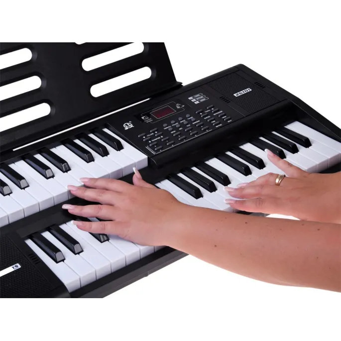 panel z pokrętłami i przyciskami funkcyjnymi keyboardu muzycznego