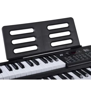 zbliżenie na wejścia audio keyboardu oraz gniazdo mikrofonowe