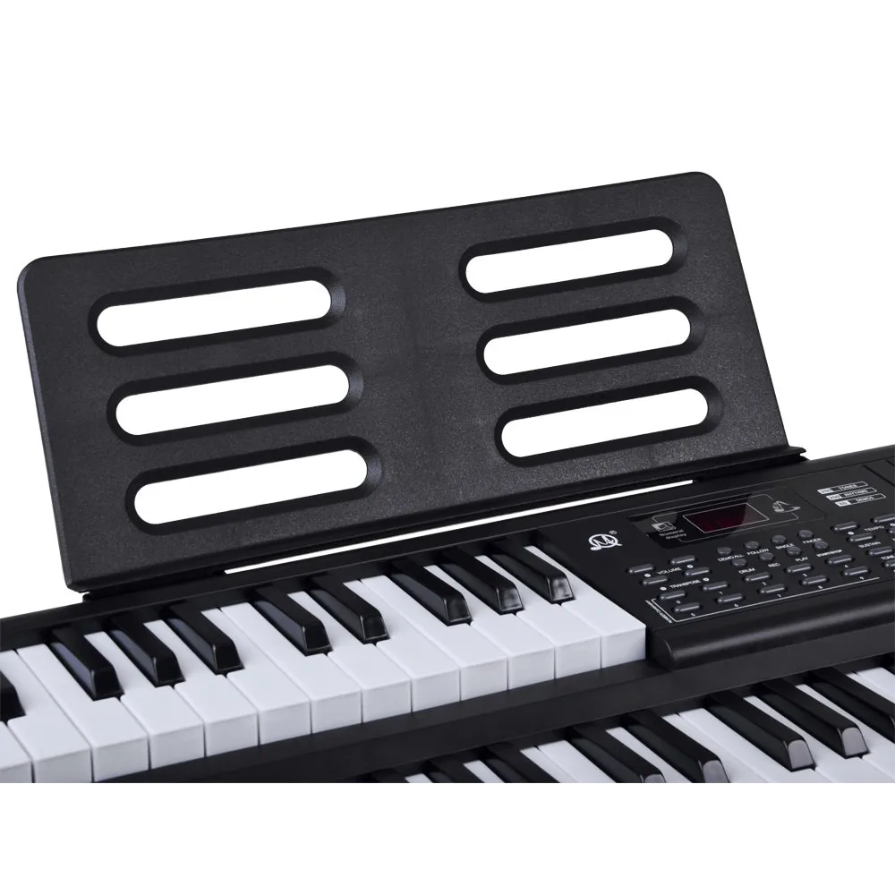 zbliżenie na wejścia audio keyboardu oraz gniazdo mikrofonowe