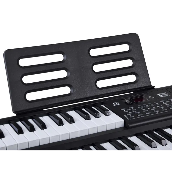 zbliżenie na wejścia audio keyboardu oraz gniazdo mikrofonowe