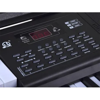 organy keyboard z akcesoriami w komplecie na tle białym