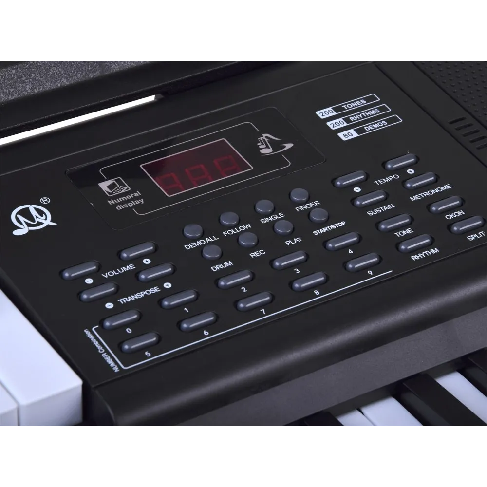 organy keyboard z akcesoriami w komplecie na tle białym