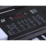 organy keyboard z akcesoriami w komplecie na tle białym