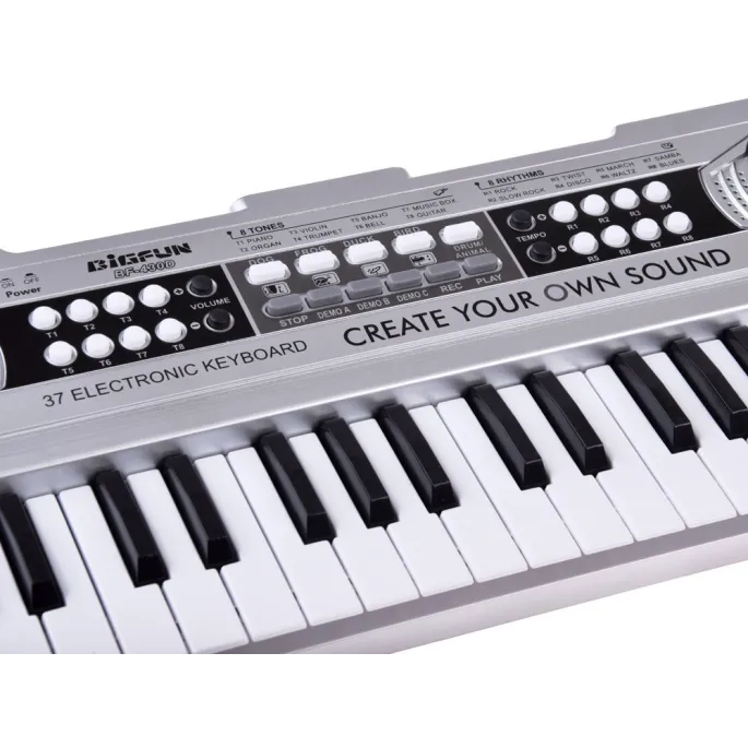 detal antypoślizgowej podstawy srebrnego keyboardu zabawkowego