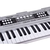 detal antypoślizgowej podstawy srebrnego keyboardu zabawkowego