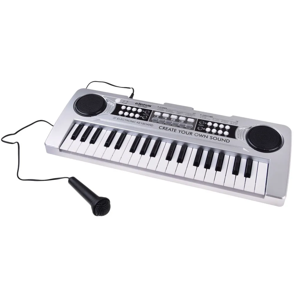 zestawienie akcesoriów: mikrofon, kabel usb i kabel aux in obok keyboardu