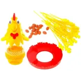 Kurczak z podstawką i piórami gotowy do rozegrania gry