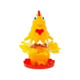 Zbliżenie na detal tułowia kurczaka z umieszczonymi piórami