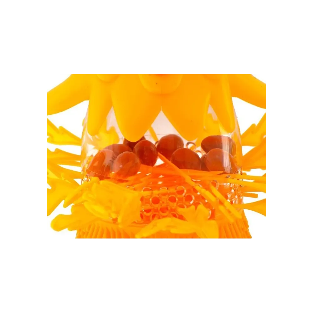 Surowa plansza z kurczakiem i jajkami przygotowana do zabawy