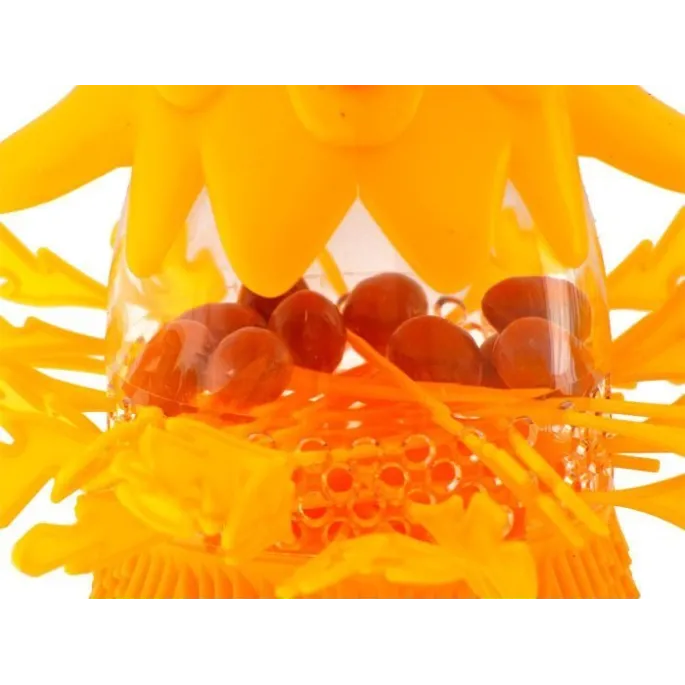 Surowa plansza z kurczakiem i jajkami przygotowana do zabawy