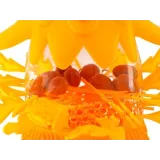 Surowa plansza z kurczakiem i jajkami przygotowana do zabawy