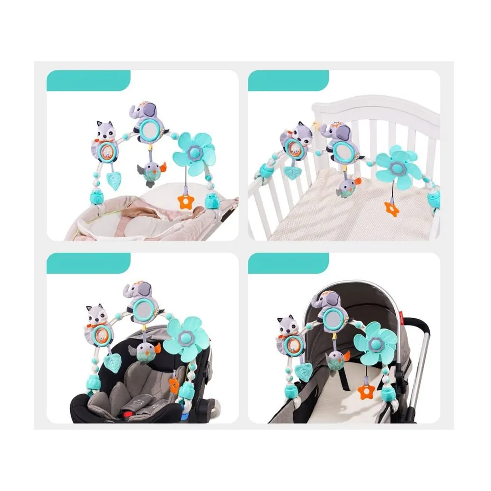 pałąk z zawieszkami w łóżeczku dziecięcym w jasnych barwach