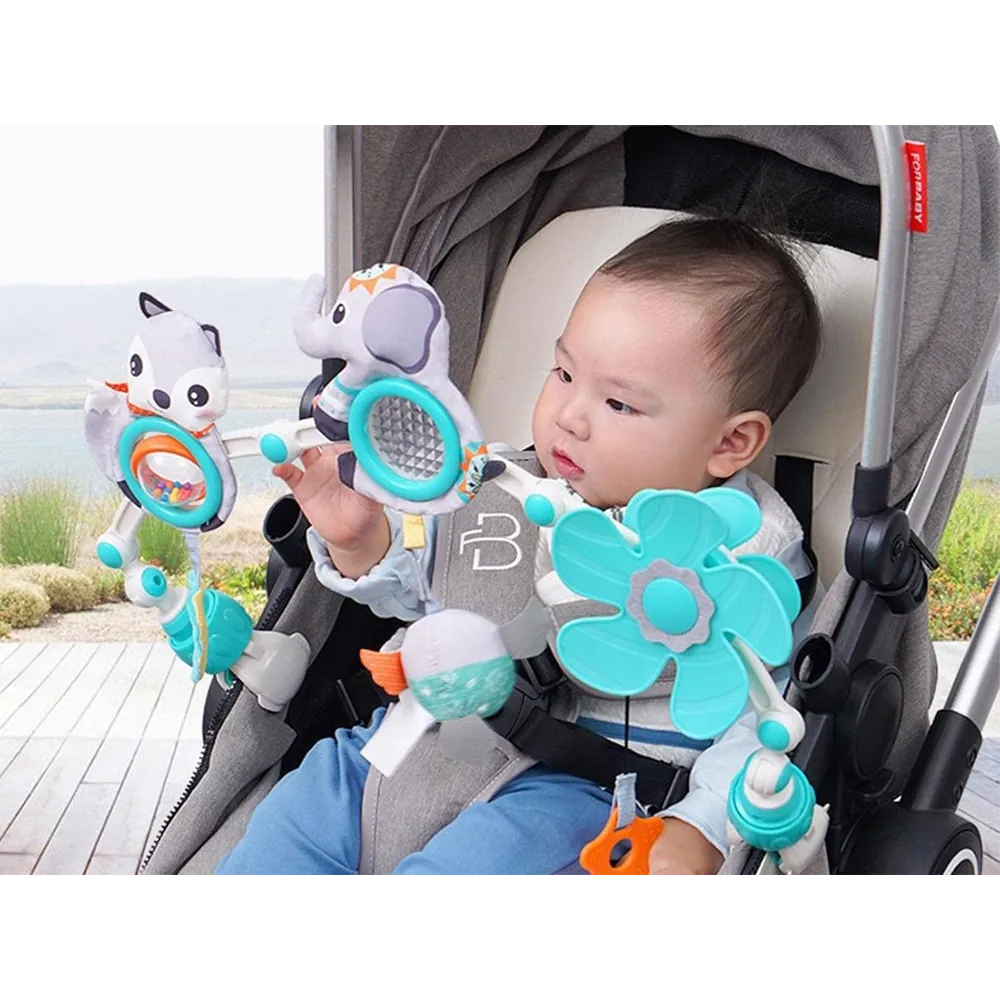 atrakcyjny ptaszek przyciągający uwagę dziecka na pałąku