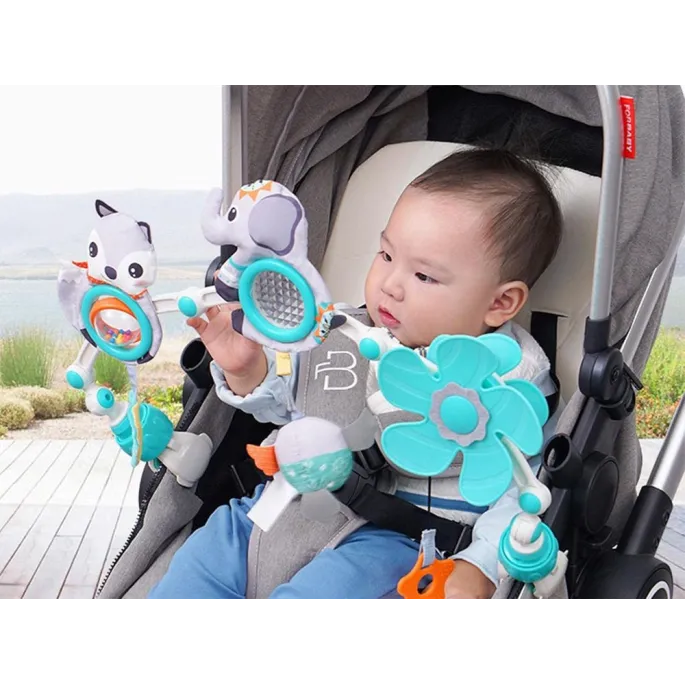 atrakcyjny ptaszek przyciągający uwagę dziecka na pałąku