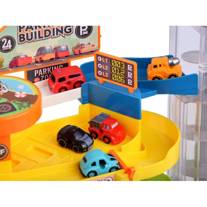 Kolorowe naklejki i dekoracje na elementach parkingu toru