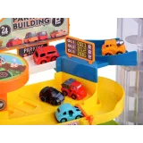 Kolorowe naklejki i dekoracje na elementach parkingu toru