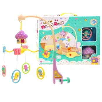 pastelowa karuzela z zawieszkami zwierzątek nad łóżeczkiem