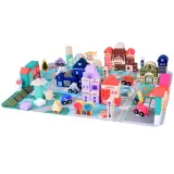 detal klocków drewnianych z ozdobnymi rysunkami i pastelowymi kolorami