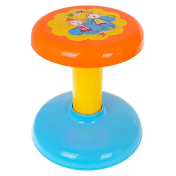 Dziecko bawiące się perkusją i mikrofonem z zestawu