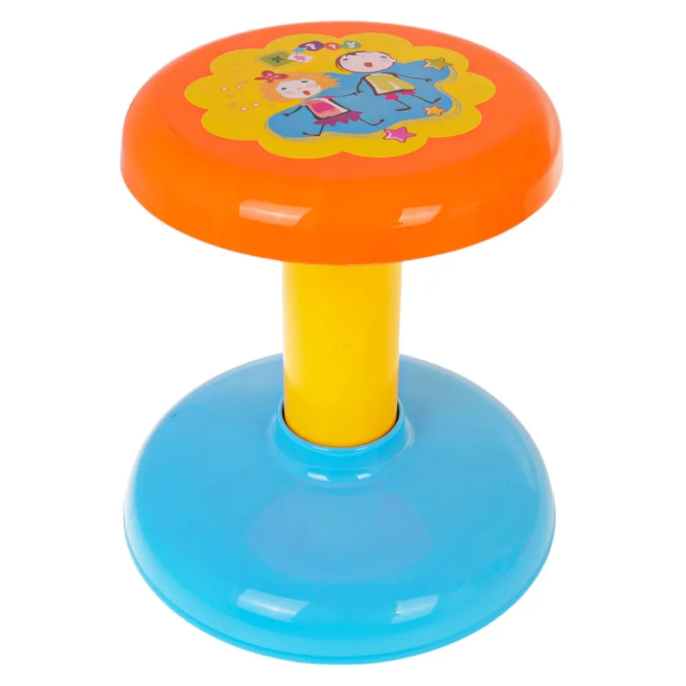 Dziecko bawiące się perkusją i mikrofonem z zestawu