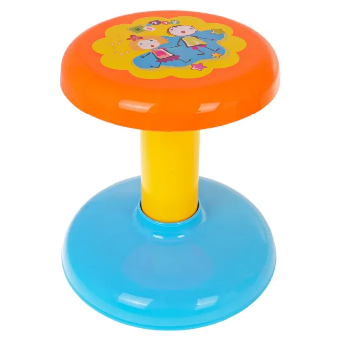 Dziecko bawiące się perkusją i mikrofonem z zestawu