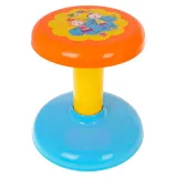 Dziecko bawiące się perkusją i mikrofonem z zestawu