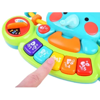 Zbliżenie na uśmiechniętego słonika jako muzyczną zabawkę edukacyjną