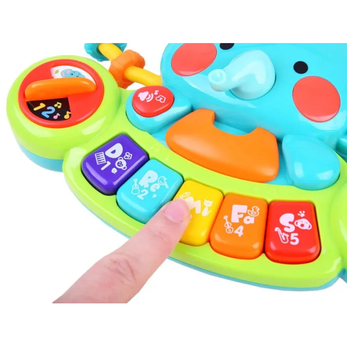 Zbliżenie na uśmiechniętego słonika jako muzyczną zabawkę edukacyjną