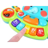 Zbliżenie na uśmiechniętego słonika jako muzyczną zabawkę edukacyjną