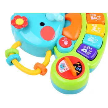 Detal kwiatka do pociągania oraz świecących policzków słonika pianinka