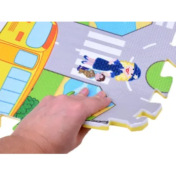 Fragment maty piankowej z intensywną grafiką miejską