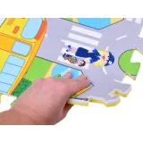 Fragment maty piankowej z intensywną grafiką miejską